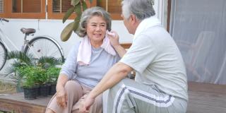 4K亚洲老年夫妇一起在家锻炼