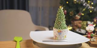 多利·shot:圣诞奶油树纸杯蛋糕，用彩色糖霜和金色的星星装饰，圣诞老人和企鹅用糖霜做的甜点。