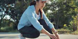 亚洲上了年纪的妇女正在准备基本的锻炼，早上跑步。