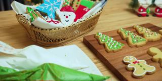 多丽景:用奶油装饰的系列烹饪工具和自制的圣诞饼干、红鞋、雪人、姜饼、鹿头、圣诞树、圣诞老人脸。一些饼干包括糖衣圣诞老人和带圣诞帽的企鹅