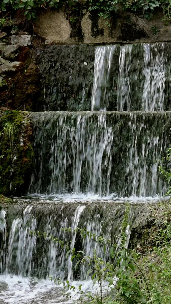 美丽的公园里有小瀑布，水流湍急。