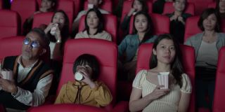 亚洲华人活跃的老人和孙女喜欢在电影院看恐怖电影