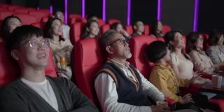 亚洲华人老人和孙女在电影院看电影睡着了