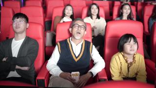 亚洲华人老人和孙女在电影院看电影睡着了视频素材模板下载