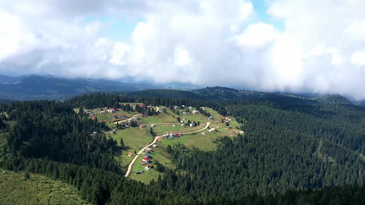 特拉布宗村山森林和云影空中超缩