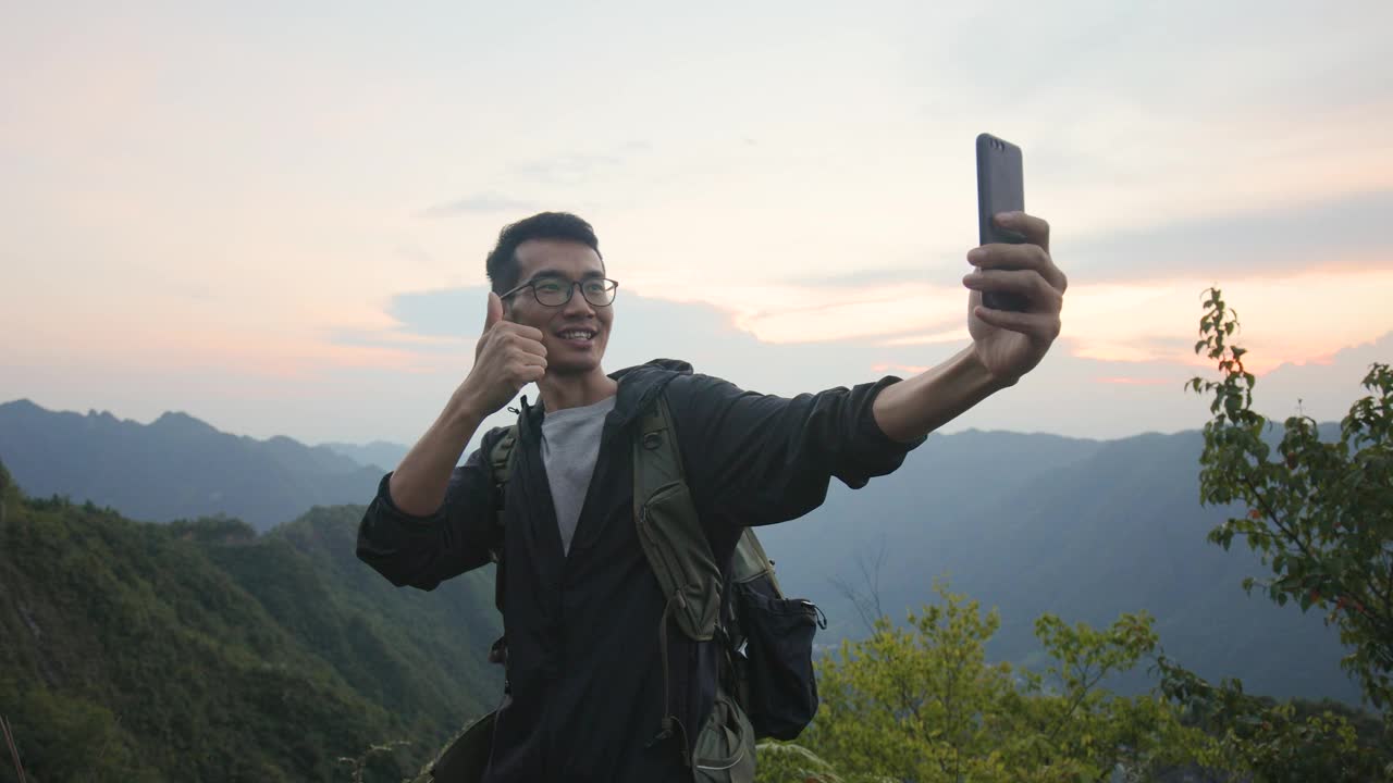 徒步旅行者用智能手机自拍