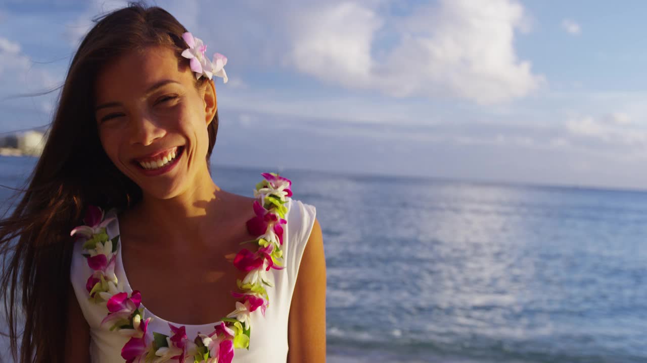 多种族沙滩女人微笑可爱笑在美丽的海滩上夏威夷。可爱的女孩在夏威夷海滩上戴着传统的花环。多元文化的亚洲高加索女孩日落在瓦胡岛，夏威夷美国