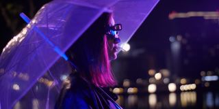 戴着科幻3d眼镜的女人在未来的霓虹灯城市