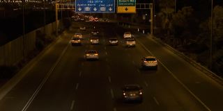 夜路阿亚龙20号高速公路概念城市汽车交通运动。背景夜晚城市建筑灯光。