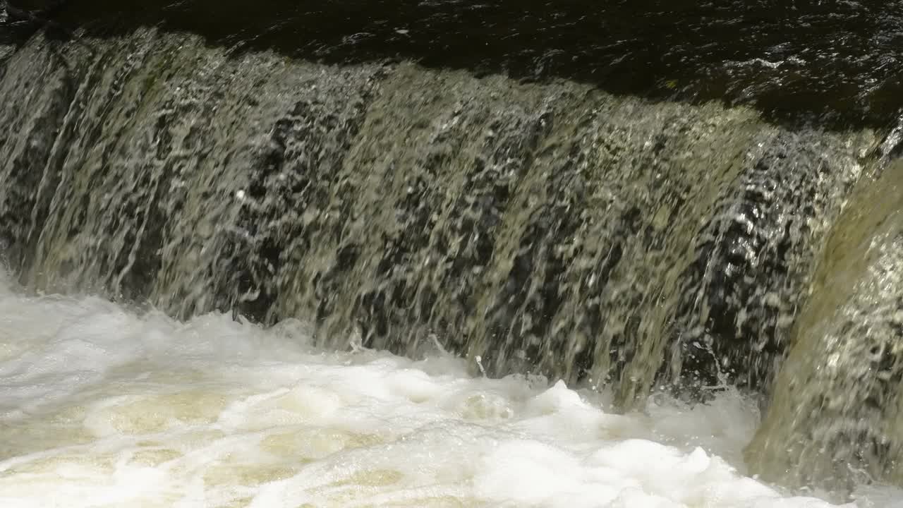 爱沙尼亚湍急的水流形成的小瀑布