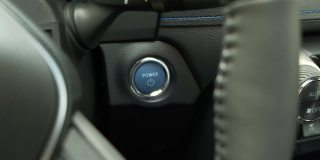 按蓝色电源点火按钮启动汽车发动机无钥匙点火