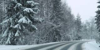 冬季风雪路面危险，行驶在冬季弯道上。