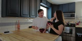 千禧年异性恋夫妇在厨房一起做饭做泰国炒饭4K视频系列