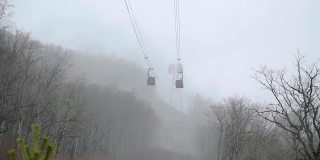 在多雾的山区，缆车车厢沿着缆车移动