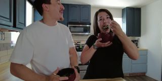 千禧年异性恋夫妇在厨房一起做饭做泰国炒饭4K视频系列