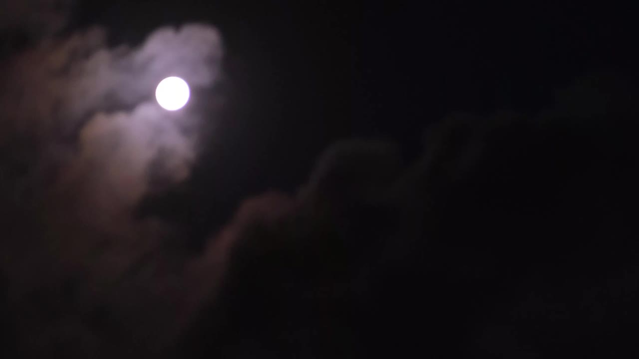 满月上的云朵。