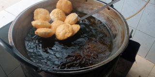 用热油制作当地街头小吃puri。制作美味的孟加拉Luchi或油炸面包。它也被称为印度穷人。