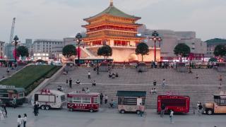 中国西安钟楼日落时的无人机景观视频素材模板下载