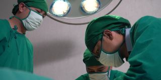 医疗队和护士在手术室对病人进行外科手术。一组外科医生在手术室工作