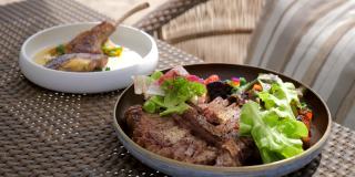 肉生酮食肉饮食-新鲜牛肉和羊肉牛排，沙拉和蔬菜
