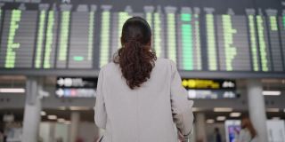 亚洲女商人看着机场登机牌