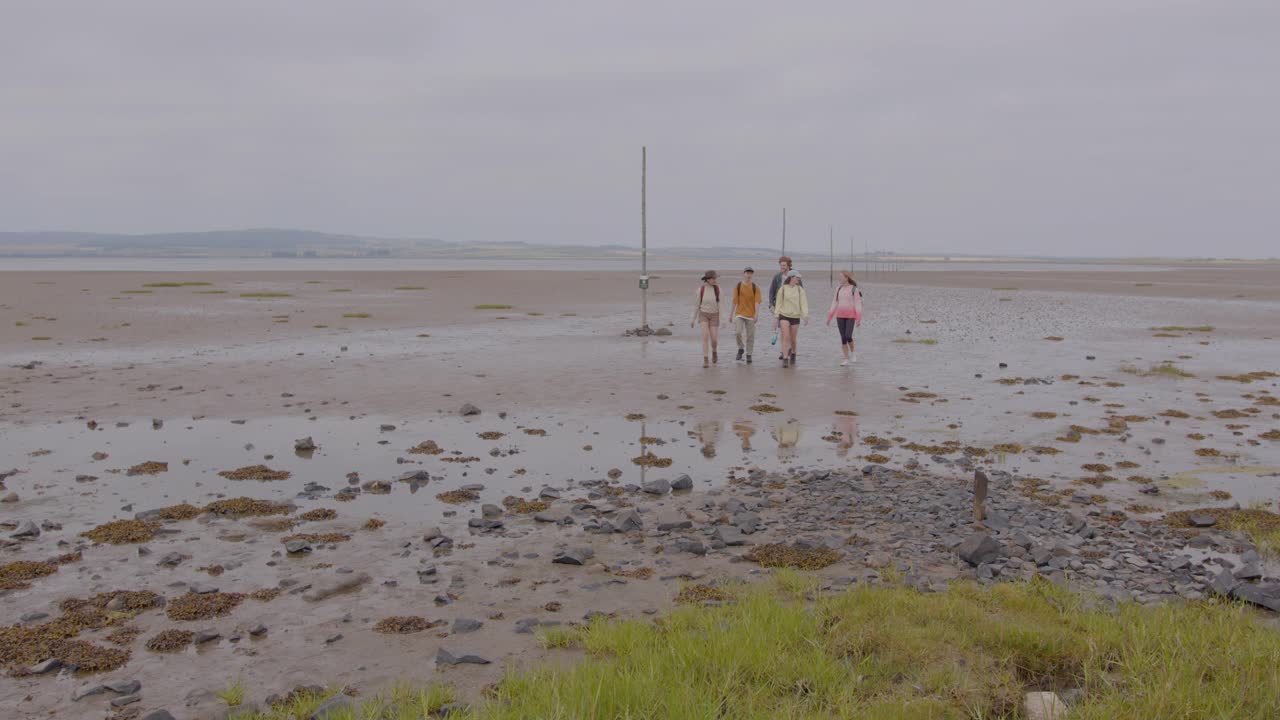 海滩上的青少年