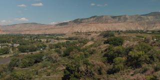夏季无人机查看科罗拉多河流域农业绿地和水处理和BookCliff山脉4K视频系列