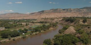 夏季无人机查看科罗拉多河流域农业绿地和水处理和BookCliff山脉4K视频系列