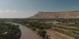 夏末无人机查看科罗拉多河流域农业绿地和水处理和BookCliff山脉4K视频系列