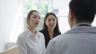 一个亚洲男性整形外科医生的肖像与一个女性病人在诊所咨询医学检查医学和保健的概念。视频素材模板下载