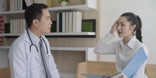一个亚洲男性整形外科医生的肖像与一个女性病人在诊所咨询医学检查医学和保健的概念。