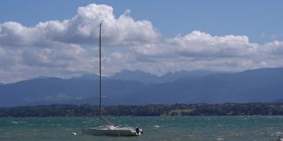 阳光明媚的一天，帆船在日内瓦湖的波浪中摇摆。