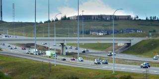 这是201号公路上一段名为Stoney Trail和Tsuut'ina Trail高速公路的时间推移。
