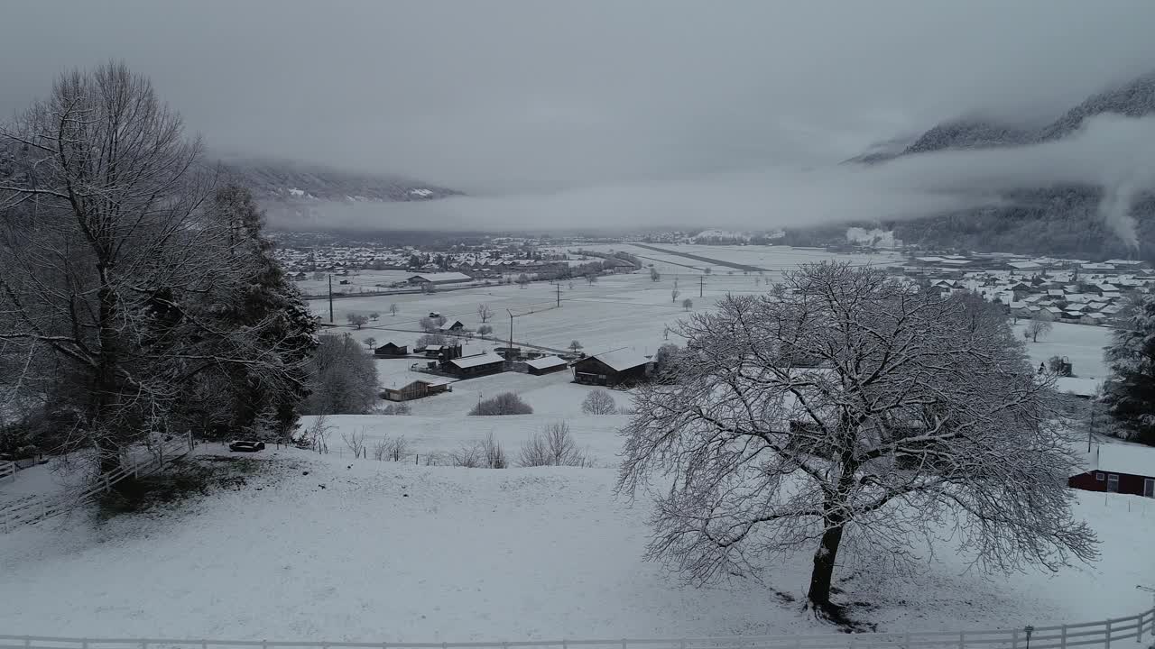 因特拉肯伯恩斯奥伯兰空中覆盖积雪的村庄