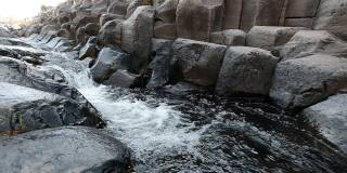 玄武岩池形成过程中缓慢流动的水流