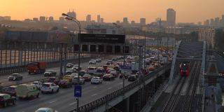 莫斯科第三运输环夜间交通堵塞。