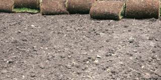 草卷用于美化土壤，园丁带来草卷用于铺设。当地的农业和改良