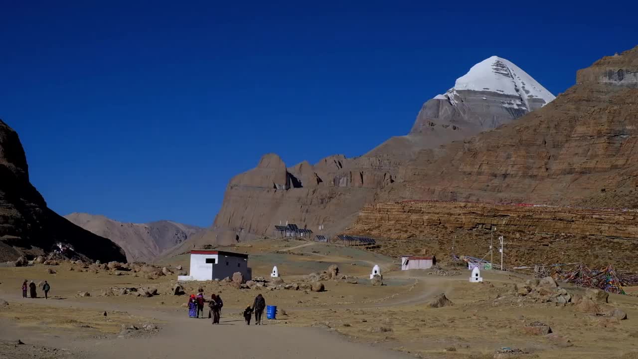 朝圣者在去西藏冈仁波齐山的路上