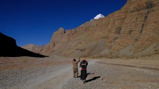 朝圣者在去西藏冈仁波齐山的路上视频素材模板下载