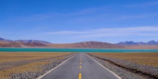 西藏阿里地区的湖泊