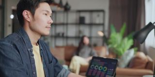 亚洲已婚夫妇成熟的成年企业主企业家一起在家里工作，在家隔离远程工作与桌面和智能手机技术设备在家里工作