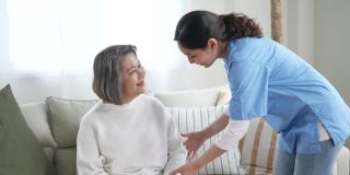 护理理疗为老年妇女在家中进行手臂伸展的理疗服务