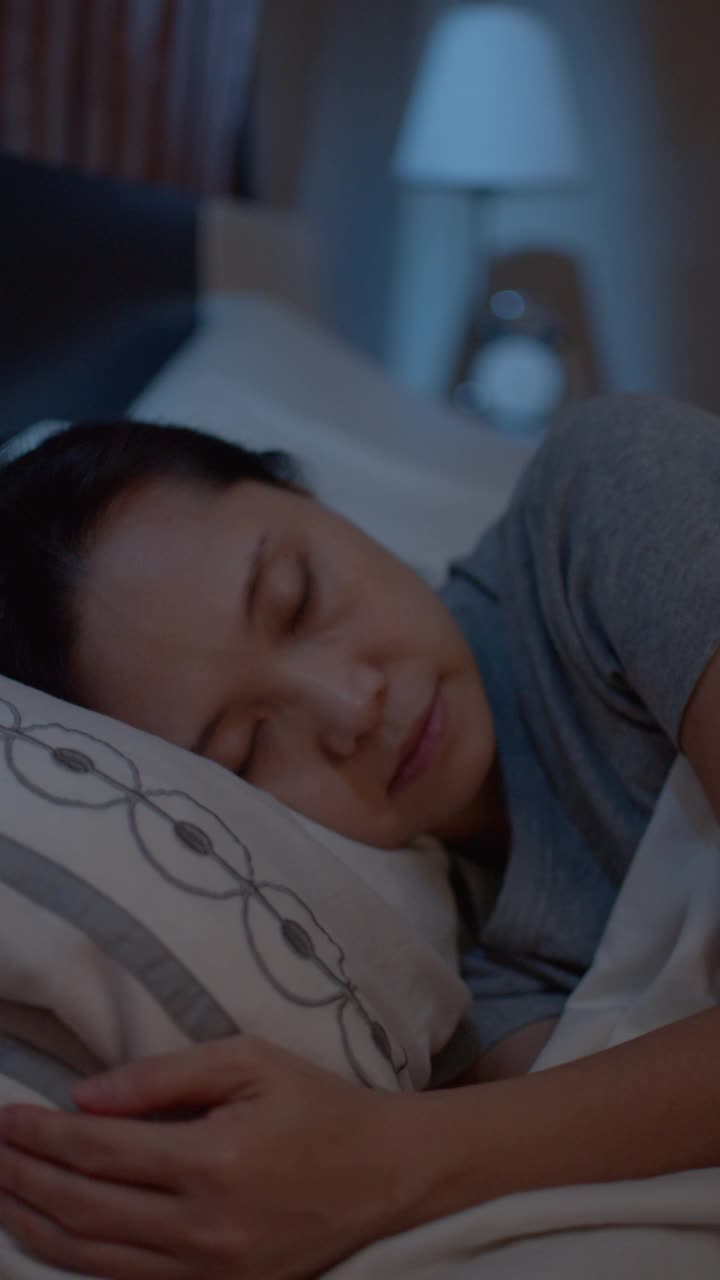 亚洲女性擅长在床上睡觉和放松。