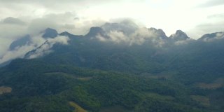 鸟瞰图。飞越高山森林与美丽的云雾，在Doi luang Chiang dao，泰国清迈。