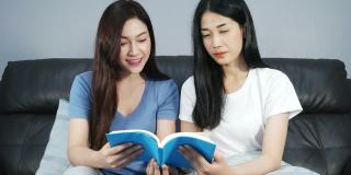 两个亚洲女人在客厅看书