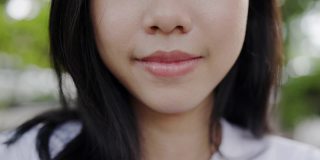美丽的嘴，牙齿，微笑的脸特写迷人的亚洲少女自信的微笑充满积极的激情。健康快乐。概念好皮肤健康