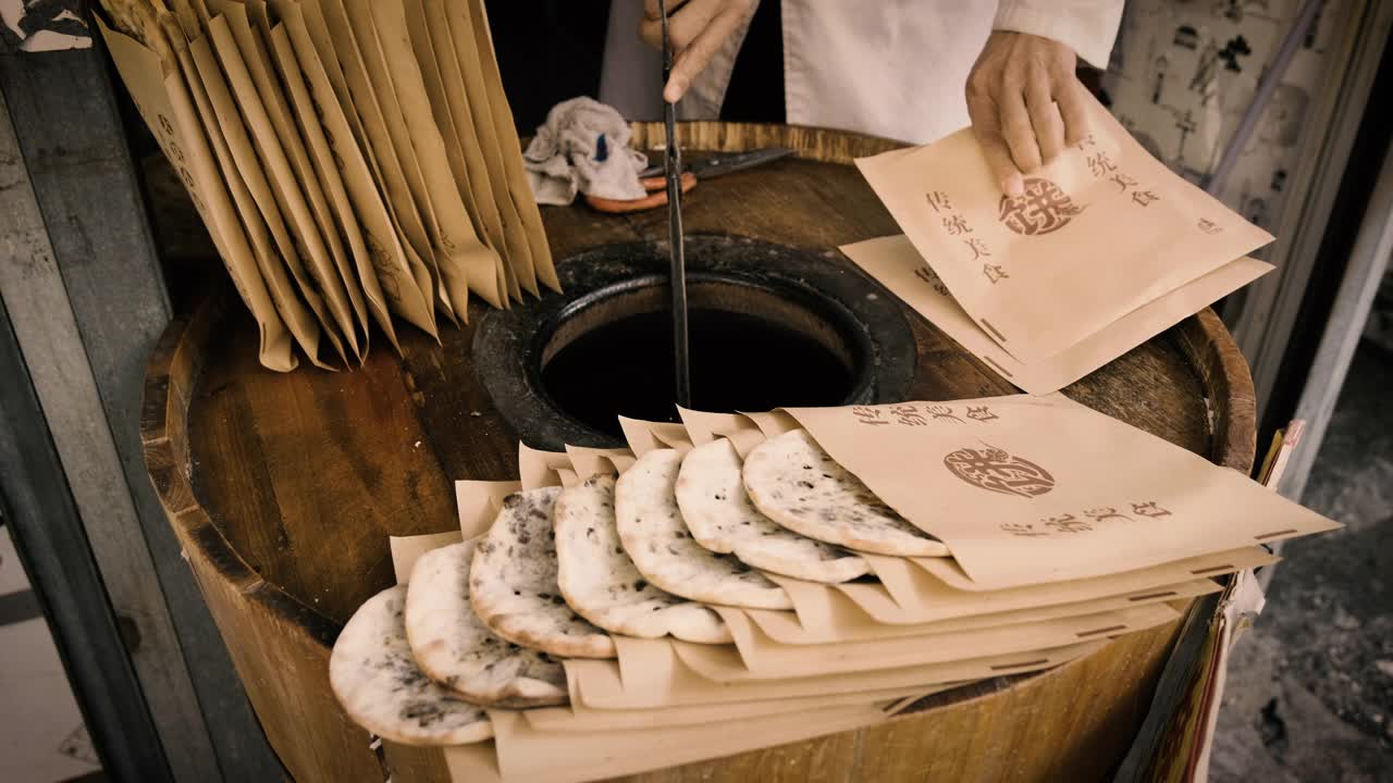 中国男子正在用传统锅做浙江腊菜煎饼
