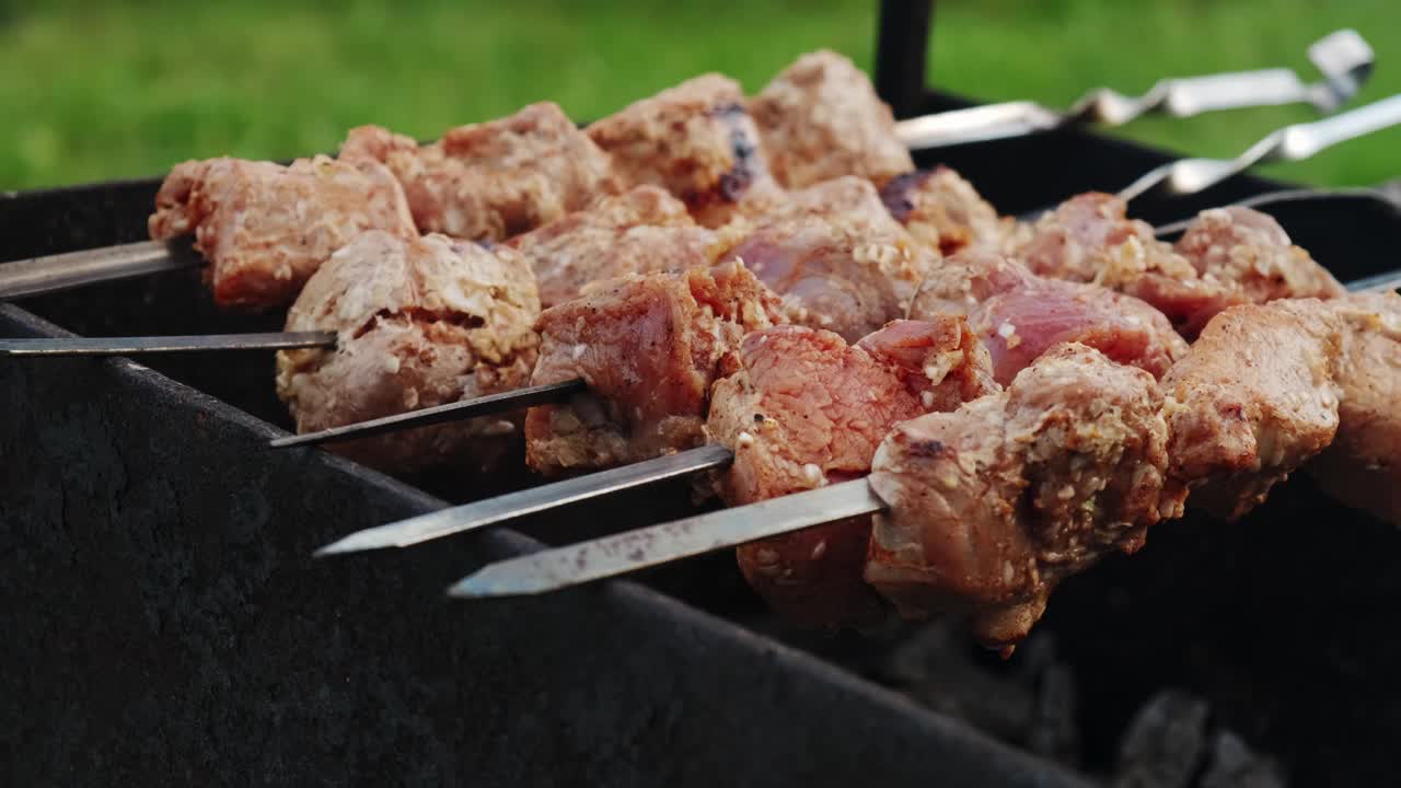 热烧烤烧烤烤肉串木炭熟的肉。近距离