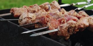 热烧烤烧烤烤肉串木炭熟的肉。近距离