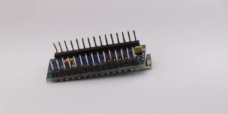 Arduino纳米微控制器板与近视图，原型板隔离在白色旋转